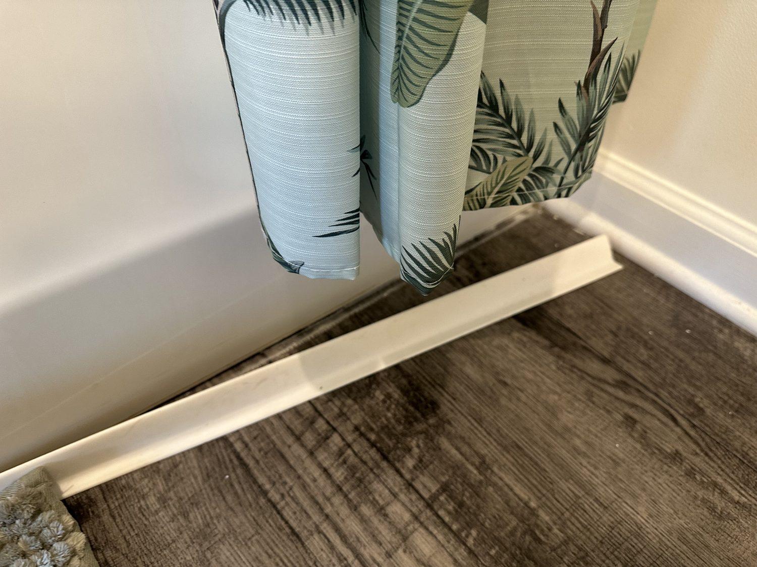 Bathroom, maintenance flag, 11:13 AM — baseboard separating from wall near tub apron